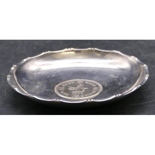 342 - A Hong Kong Sterling silver small round dish inset with Hong Kong 1 dollar 1960, 9cm diameter, 1.6oz... 