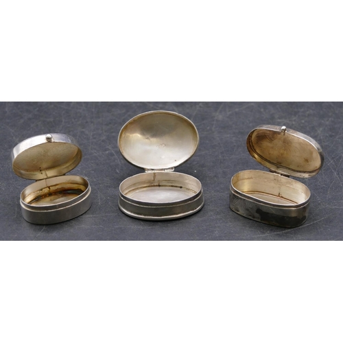 351 - 3 oval oblong silver pill boxes with hinged lids, 0.6oz. (3)