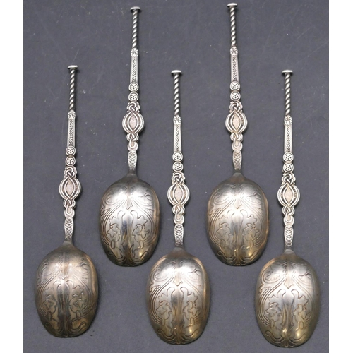 371 - A set of 5 Birmingham silver spoons with shaped handles with embossed bowls, 1.6oz