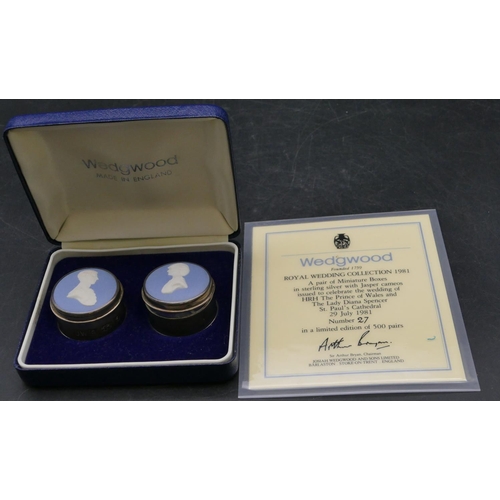 386 - A pair of Modern Birmingham silver round pill boxes with Wedgwood Jasperware lids 