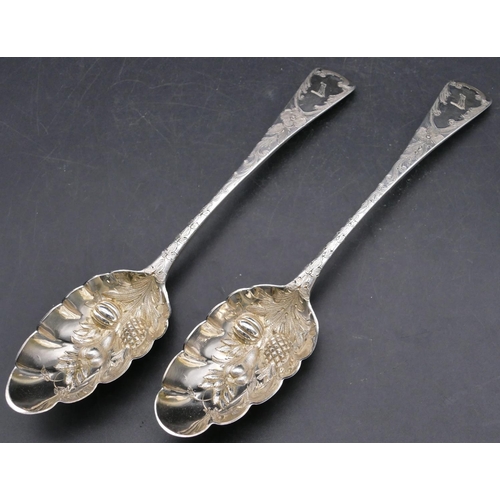 395 - A pair of George III silver berry spoons with embossed crinkled bowls and raised fruit decoration, e... 