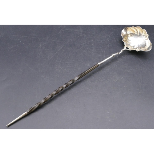 400 - An early George III silver punch ladle with scallop shaped bowl and twist horn handle, London 1865, ... 