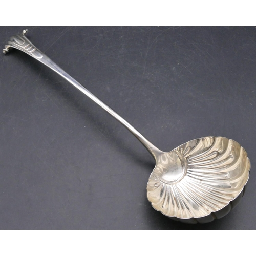 401 - An early George III silver soup ladle with shell shaped bowl and scroll handle, London 1864, 6.5oz