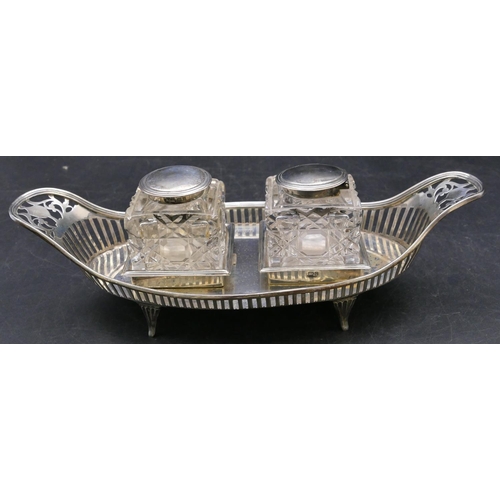 402 - An Edward VII silver boat shaped 2-handled inkstand mounted with 2 square cut glass inkwells with si... 