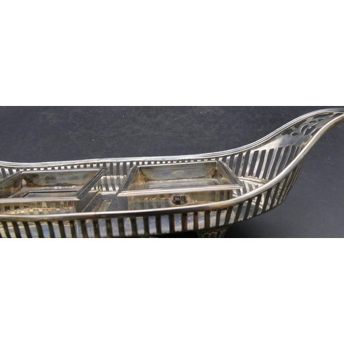 402 - An Edward VII silver boat shaped 2-handled inkstand mounted with 2 square cut glass inkwells with si... 