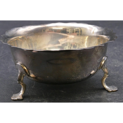 403 - A George V silver round sugar bowl with crinkle rim on 3 splayed feet, London 1912, 12.2cm diameter,... 