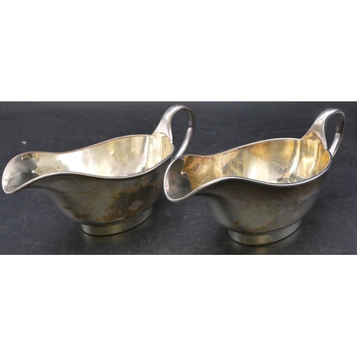 404 - A pair of Edward VII plain silver sauce boats, Sheffield 1906, maker's mark F.B s Ltd, 12.8oz