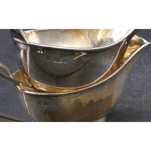 404 - A pair of Edward VII plain silver sauce boats, Sheffield 1906, maker's mark F.B s Ltd, 12.8oz