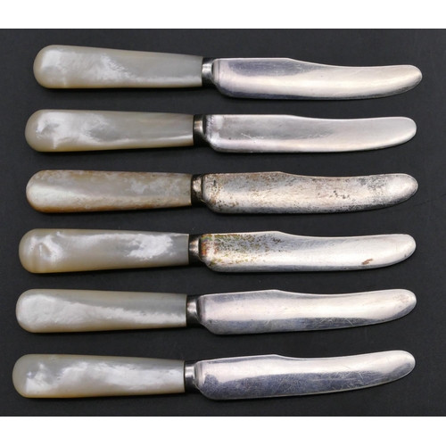 425 - A set of 6 Sheffield silver butter knives with Mother of Pearl handles, maker Mappin & Webb, overall... 