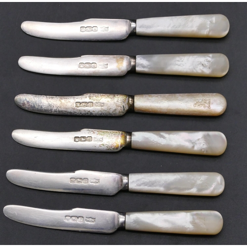 425 - A set of 6 Sheffield silver butter knives with Mother of Pearl handles, maker Mappin & Webb, overall... 