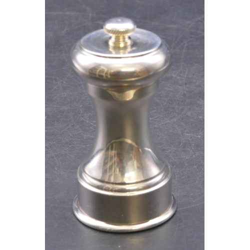 428 - A modern Birmingham silver plain pepper grinder, maker's mark JBC&S Limited, 9.5cm high