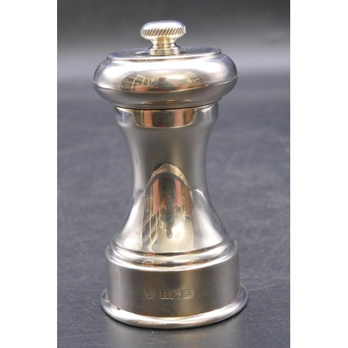 428 - A modern Birmingham silver plain pepper grinder, maker's mark JBC&S Limited, 9.5cm high