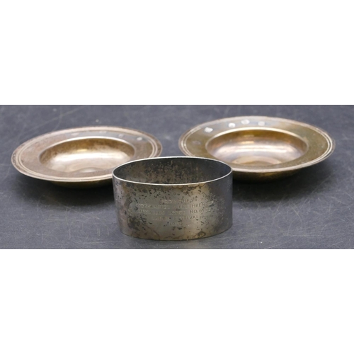 431 - 2 modern silver small round dishes, 8.5cm wide and a Birmingham oval silver napkin ring, 4.1oz (3)