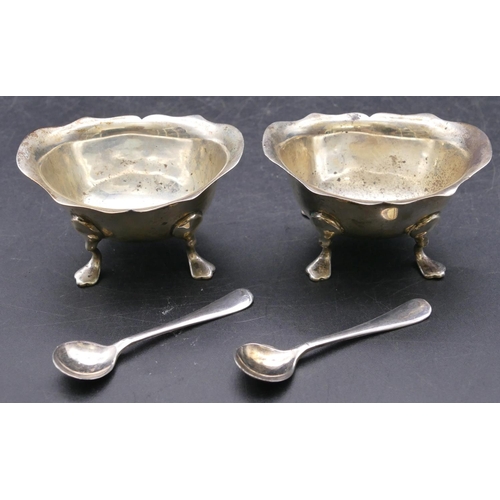 466 - A pair of Edward VII oval silver salts with crinkled rims on splayed feet (no liners) and a pair of ... 