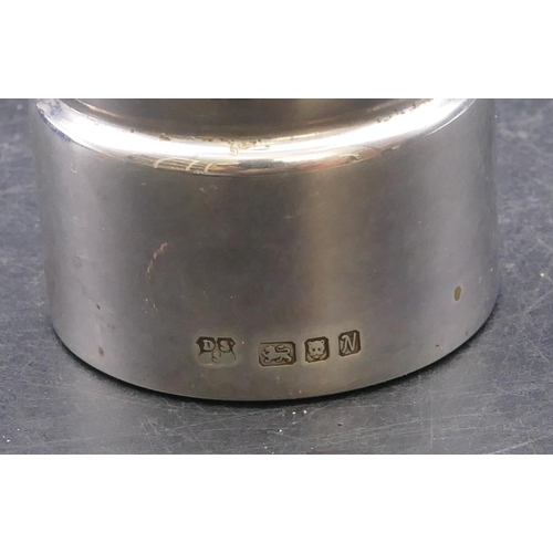 467 - A modern London silver grinder, 1987, maker David Shaw in fitted blue leather case, 11cm high