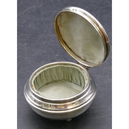 468 - A George V round bulbous silver trinket box with hinged lid enclosing velvet interior on 3 ball feet... 