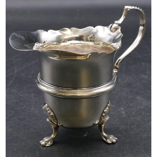 475 - An Edward VII silver milk jug with scallop shaped rim and scroll handle on 3 splayed feet, Birmingha... 