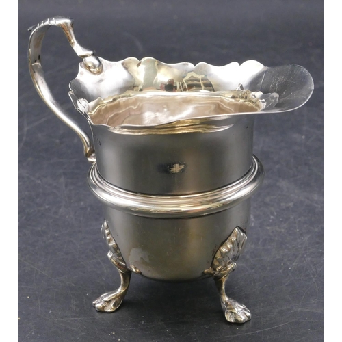 475 - An Edward VII silver milk jug with scallop shaped rim and scroll handle on 3 splayed feet, Birmingha... 