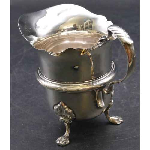 475 - An Edward VII silver milk jug with scallop shaped rim and scroll handle on 3 splayed feet, Birmingha... 