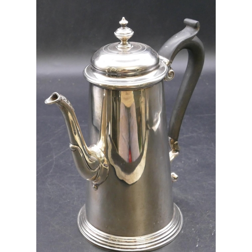 480 - A late Victorian silver coffee pot with ebonised scroll handle, Sheffield 1900, maker's mark RN/EH, ... 