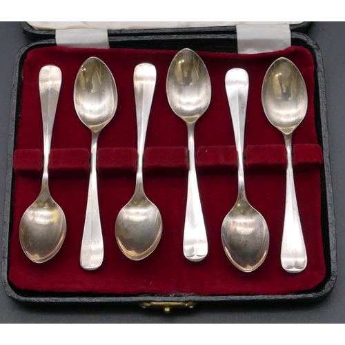 497 - A set of 6 Sheffield silver teaspoons in fitted black leather case, 1.6oz