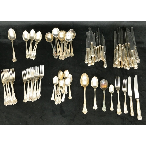 506 - A silver plated King's pattern part service, 14 soup spoons, 6 dinner forks, 10 smaller forks, 6 des... 