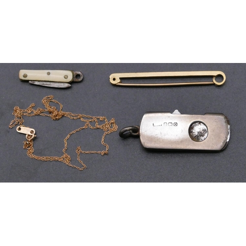 722 - A 14ct gold thin chain, a 9ct gold bar brooch and a small broken brooch mounted with 3 small diamond... 