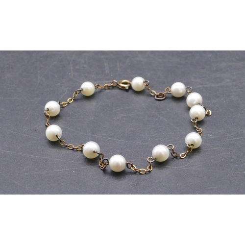 731 - A small gold and pearl bracelet, 20.5cm long, 3.3 grams gross