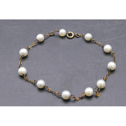 731 - A small gold and pearl bracelet, 20.5cm long, 3.3 grams gross