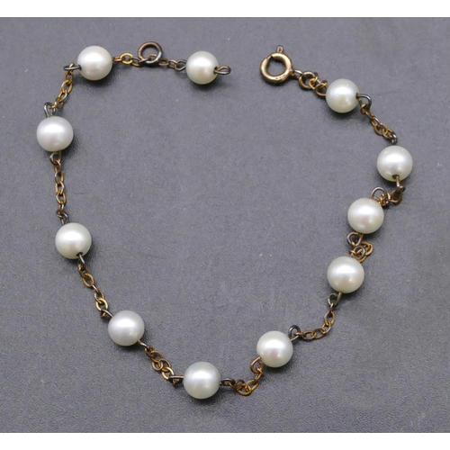 731 - A small gold and pearl bracelet, 20.5cm long, 3.3 grams gross