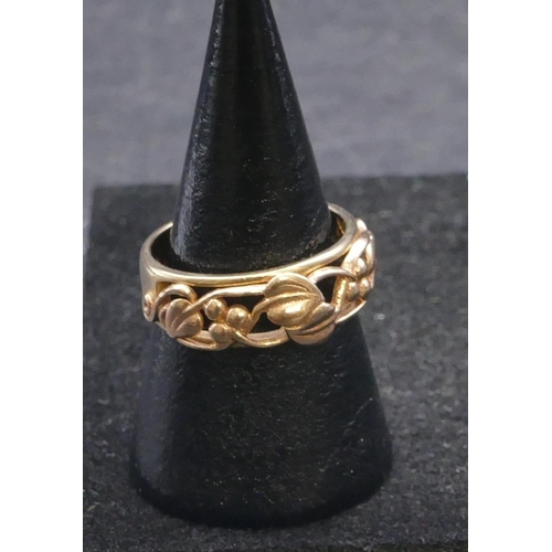 745 - A 9ct gold ladies' ring with embossed, pierced floral and leaf decoration, size O/P, 4.2 grams