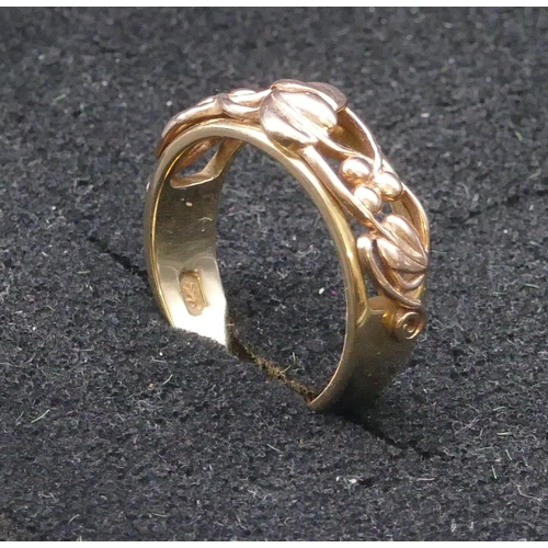 745 - A 9ct gold ladies' ring with embossed, pierced floral and leaf decoration, size O/P, 4.2 grams