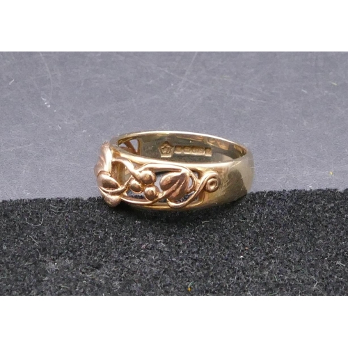 745 - A 9ct gold ladies' ring with embossed, pierced floral and leaf decoration, size O/P, 4.2 grams