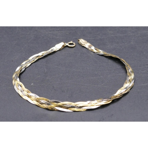 750 - A 9ct 2-coloured gold twist flat bracelet, 17cm long, 2.1 grams