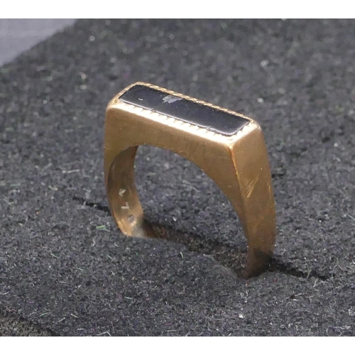 767 - A 9ct gold signet ring set with black rectangular shaped stone (cracked), size O, 3.2 grams gross