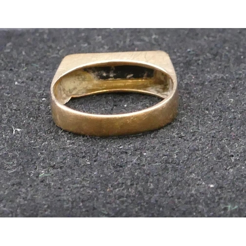 767 - A 9ct gold signet ring set with black rectangular shaped stone (cracked), size O, 3.2 grams gross