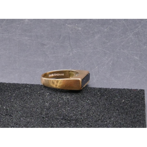 767 - A 9ct gold signet ring set with black rectangular shaped stone (cracked), size O, 3.2 grams gross