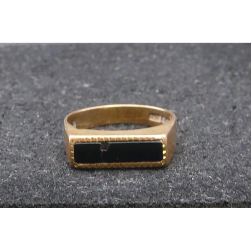 767 - A 9ct gold signet ring set with black rectangular shaped stone (cracked), size O, 3.2 grams gross