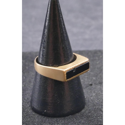 767 - A 9ct gold signet ring set with black rectangular shaped stone (cracked), size O, 3.2 grams gross