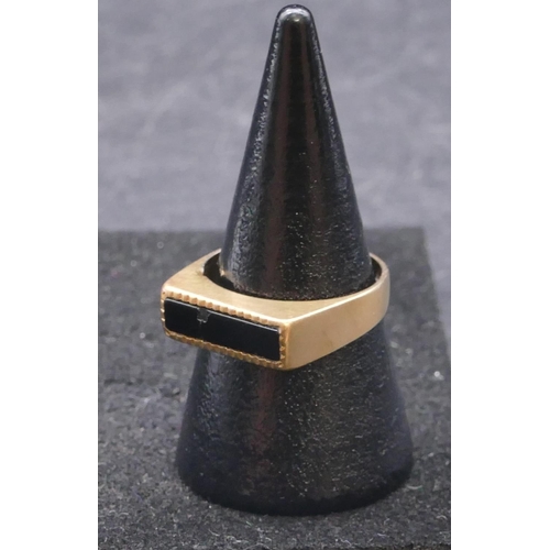 767 - A 9ct gold signet ring set with black rectangular shaped stone (cracked), size O, 3.2 grams gross