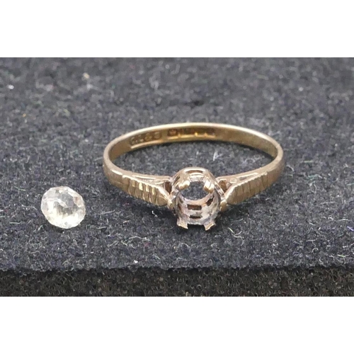 769 - A 9ct gold ladies solitaire ring set with clear stone (stone loose from ring), 1.4 grams gross