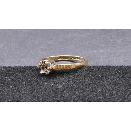 769 - A 9ct gold ladies solitaire ring set with clear stone (stone loose from ring), 1.4 grams gross