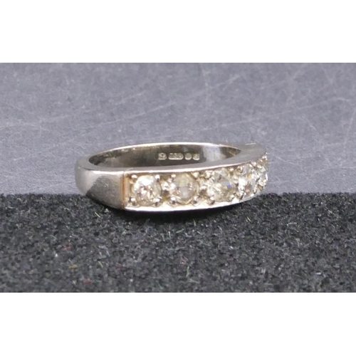 771 - An 18ct white gold ladies' half eternity ring set with 6 diamonds, centre diamond approx. 0.20 ct, s... 