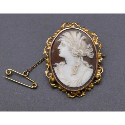 796 - A 9ct gold oval cameo, shoulder length portrait of a lady, 3.7cm high overall, 5.4 grams gross