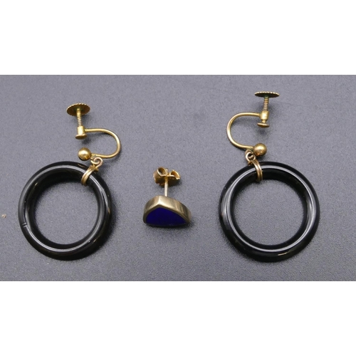 797 - A pair of 9ct gold and black circular drop earrings with screw backs and a 9ct gold single triangula... 