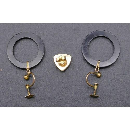 797 - A pair of 9ct gold and black circular drop earrings with screw backs and a 9ct gold single triangula... 