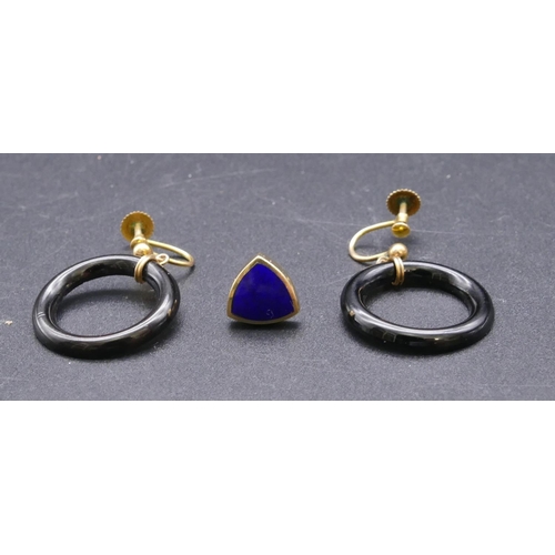 797 - A pair of 9ct gold and black circular drop earrings with screw backs and a 9ct gold single triangula... 