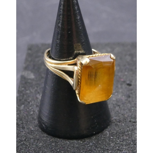 803 - A 9ct gold rectangular shaped ring set with yellow coloured stone, size L, 5.4 grams