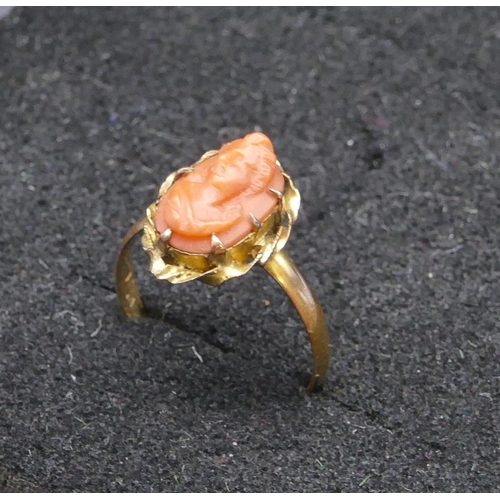 804 - A gold wedding ring mounted with oval panel with raised figurehead of a lady, size R/S, 2.3 grams