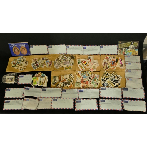 830 - A quantity of various Brooke Bond cards etc.